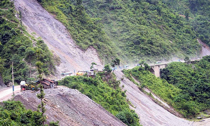 झ्याप्ले खोलामा बस र माइक्रो पुरिँदा १४ जनाको मृत्यु