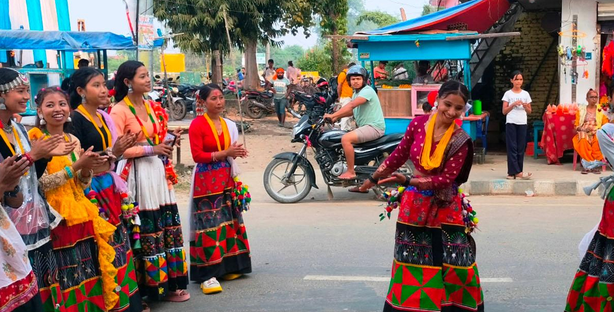 थारु बस्तीमा देउसीको रौनक, रेशमको ‘राजाको दरबार’ घन्किँदै